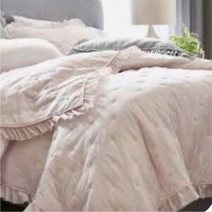 Linden Street King Comforter Wisteria Blush Pink Quilted Lightweight Romantic￼ ￼